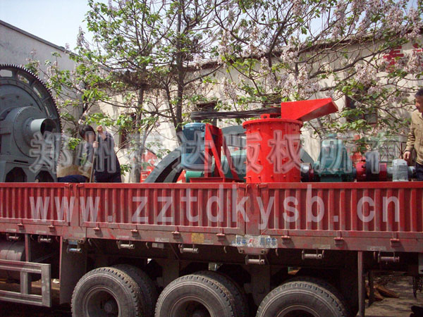 復合式破碎機設(shè)備待發(fā)